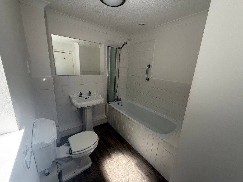 Lot: 66 - DETACHED THREE-BEDROOM HOUSE WITH SEPARATE GARAGING - Bathroom